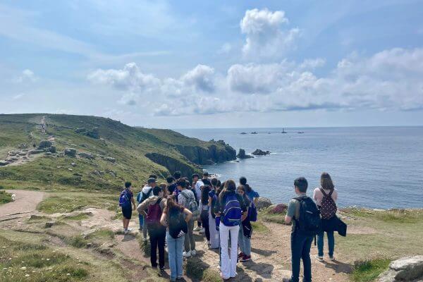 Genç yaz okulu öğrencileri Sennen'den Land's End'e yürüyor.