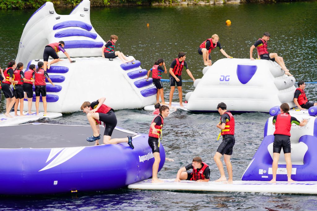 Studenten genießen die Hüpfburgen im Kernow Adventure Park