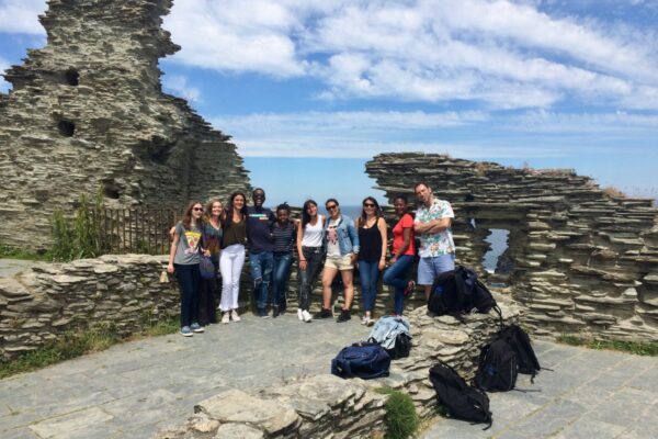 ランゲージ・ツリーの学生、ティンタジェル城にて